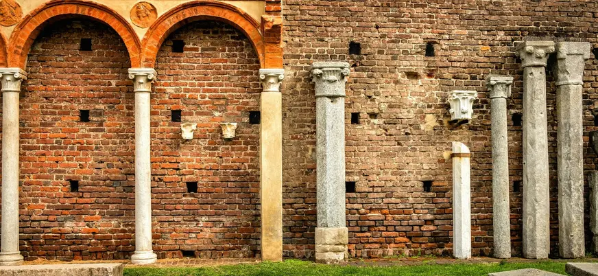 Detalles de muros y columnas del Castillo Sforzesco en Milán