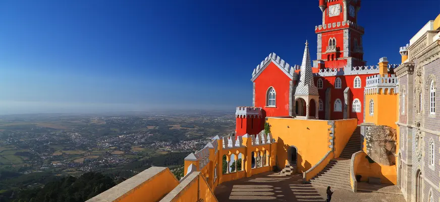 Vista del colorido Palacio da Pena en Sintra con sus terrazas y vistas panorámicas del valle.