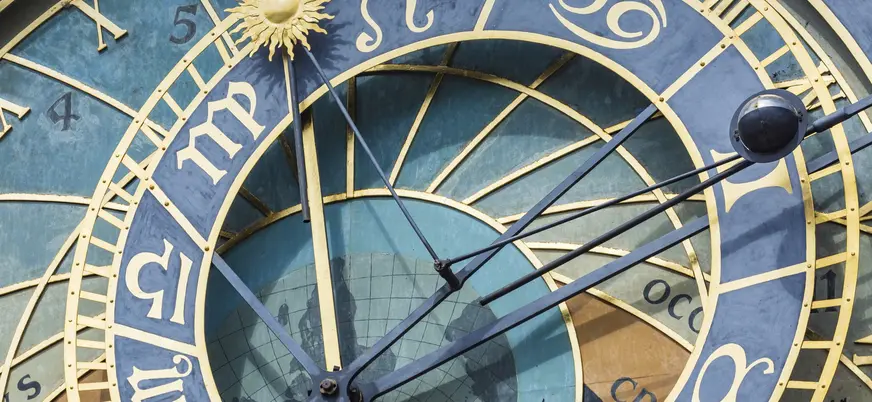 Primer plano del disco astrolábico del Reloj Astronómico de Praga, con signos dorados.