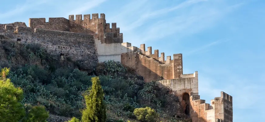 Murallas del Castillo de Sagunto sobre la ladera en Sagunto, Valencia.