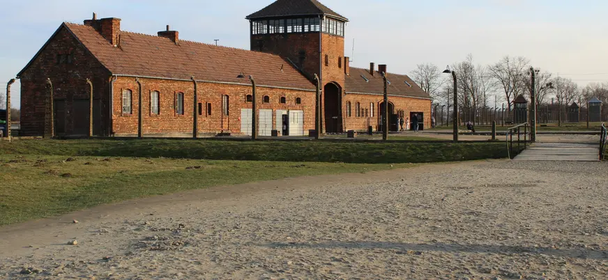 Entrada principal del antiguo campo de Auschwitz II-Birkenau en Polonia