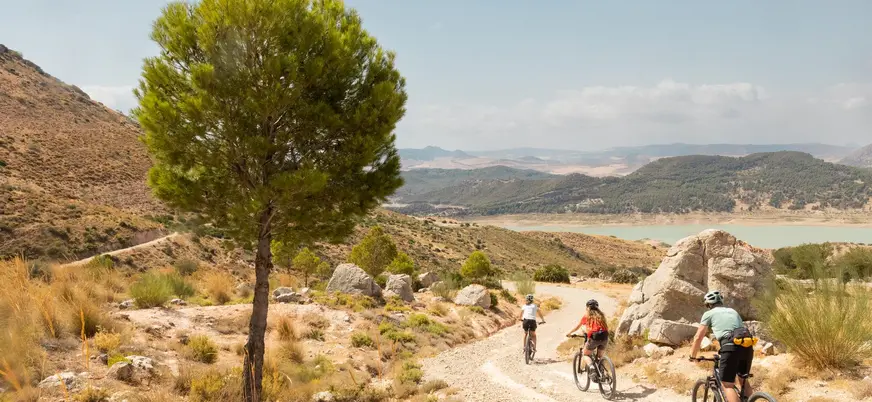 Pareja de ciclistas rodando con sus e-bikes en la sierra de El Chorro