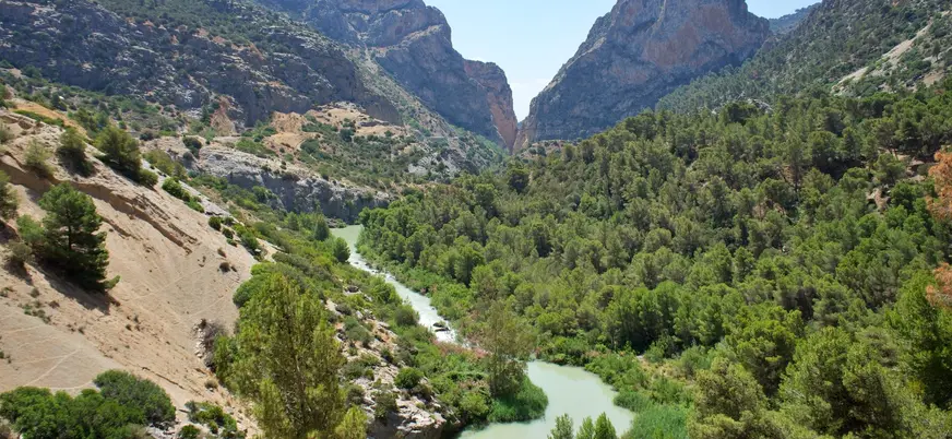 Valle del río Guadalhorce rodeado de montañas y pinos en El Chorro, Málaga