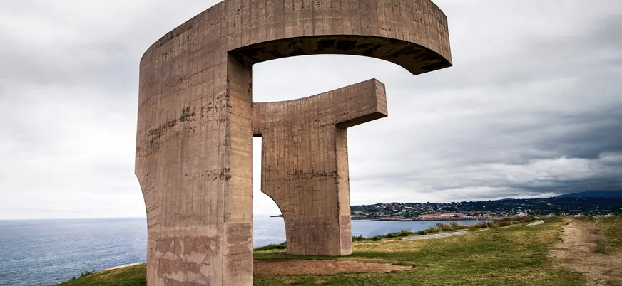 Elogio del Horizonte, escultura de hormigón de Eduardo Chillida situada en el cerro de Santa Catalina, Gijón