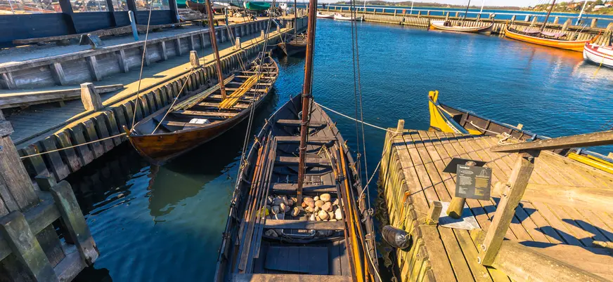 Embarcaciones vikingas en el puerto de Roskilde, Dinamarca