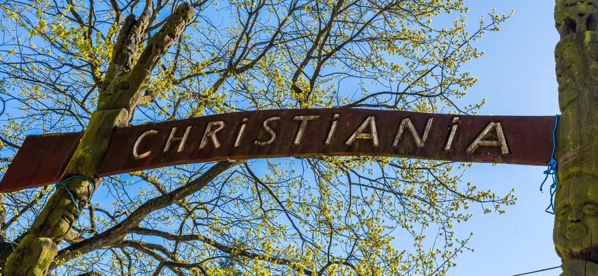 Entrada al distrito de Christiania en Copenhague, Dinamarca