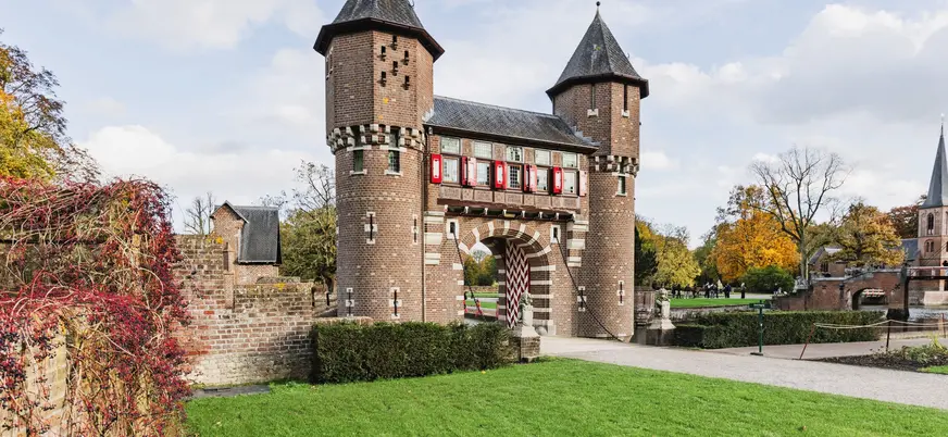 Entrada y arco al castillo de Haar Haarzuilens Utrecht Países Bajos