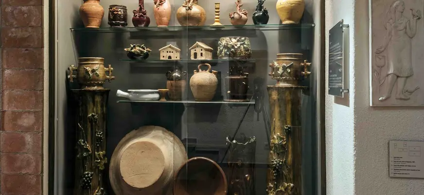 Vitrina con piezas de cerámica tradicional en la Casa Museo Cal Gerrer.