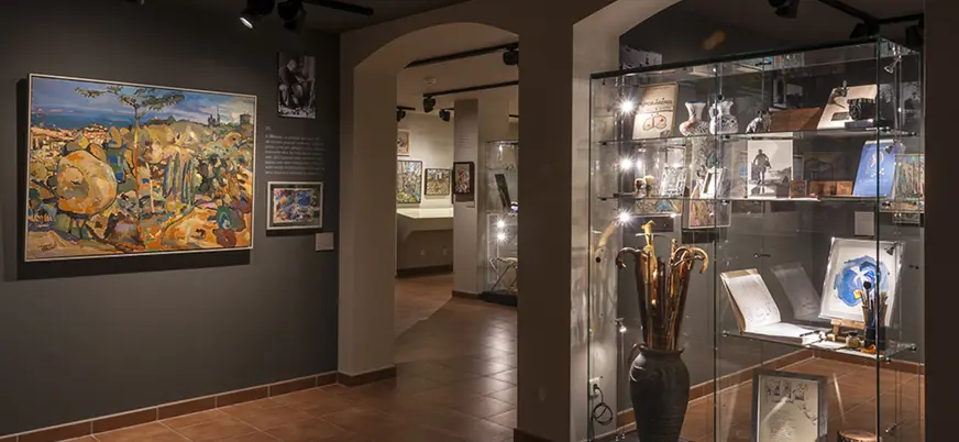 Exposición de arte y vitrinas en la Casa-Museo Cal Gerrer, Sant Cugat.
