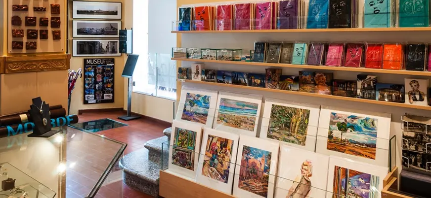 Tienda de la Casa Museo Cal Gerrer con postales y cuadros de Marilyn