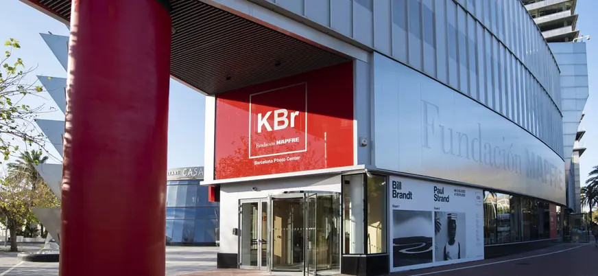 Entrada al centro KBr Fundación MAPFRE Barcelona con carteles de exposiciones