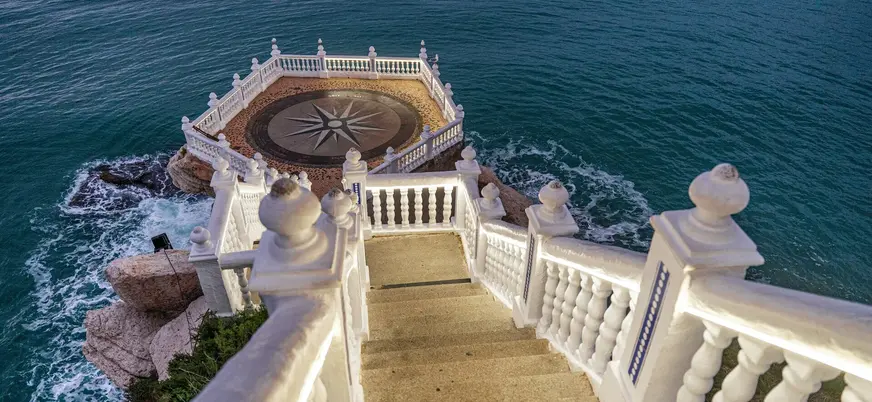 Escalera hacia el mirador con brújula del Balcón del Mediterráneo en Benidorm