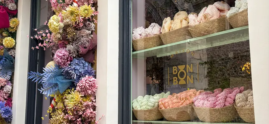 escaparate decorado con flores de la tienda Maison Bon Bon en Brujas