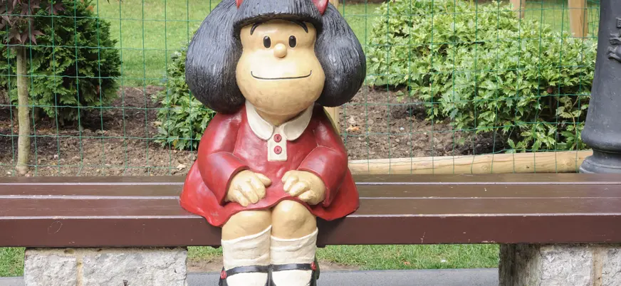 Escultura de Mafalda en un banco del Campo de San Francisco, Oviedo, Asturias