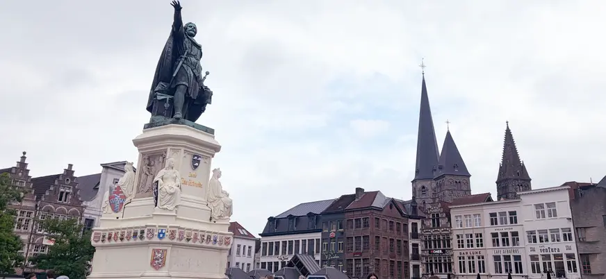 estatua de Jacob Van Artevelde en plaza Vrijdagmarkt Gante Bélgica