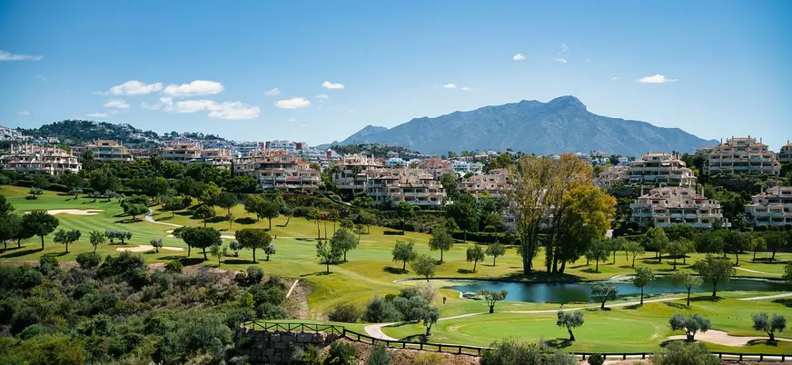 Campo de golf y montañas al fondo en la zona residencial de Marbella