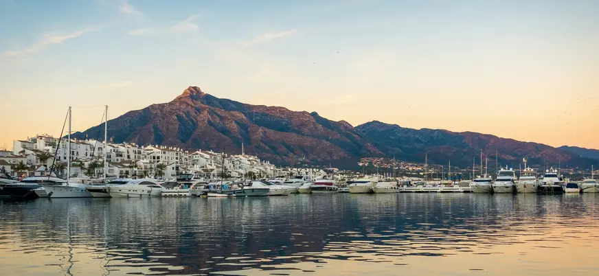 Yates atracados en Puerto Banús al atardecer