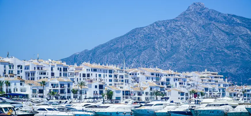 Yates en el puerto deportivo de Puerto Banús