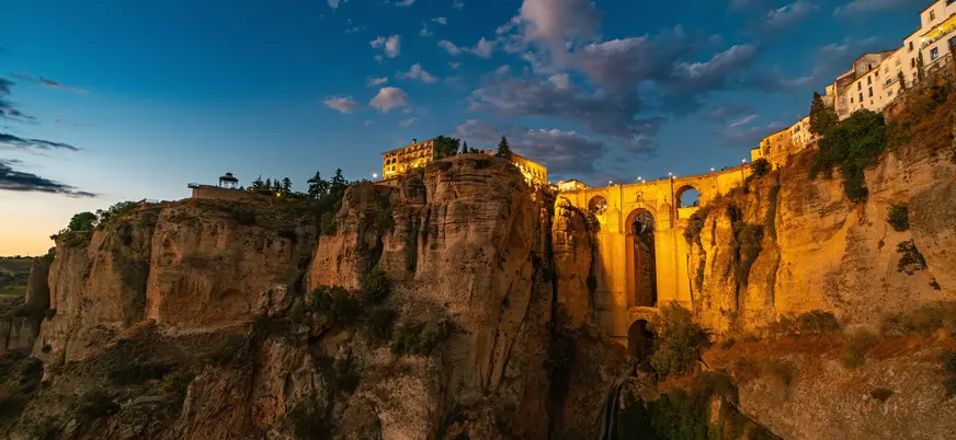 Puente Nuevo de Ronda iluminado al anochecer