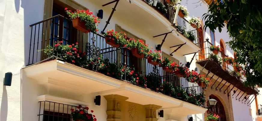 Balcones con geranios rojos en el casco antiguo de Marbella.