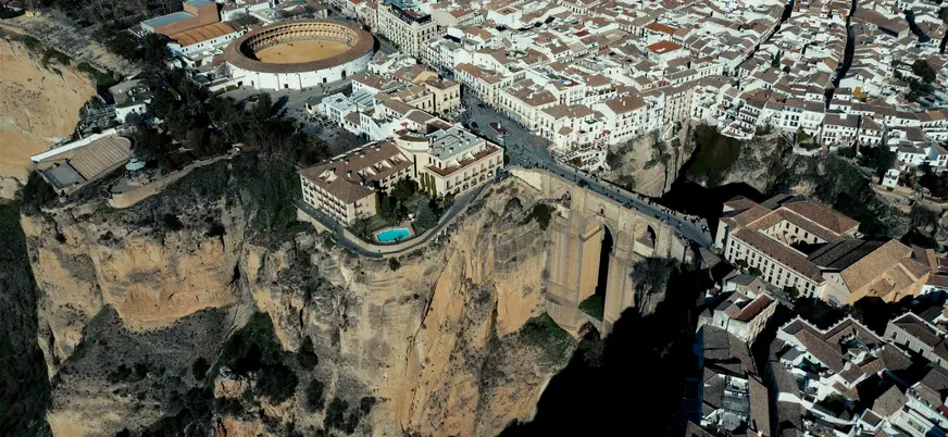 Vista aérea Puente Nuevo de Ronda sobre el tajo y plaza de toros al fondo