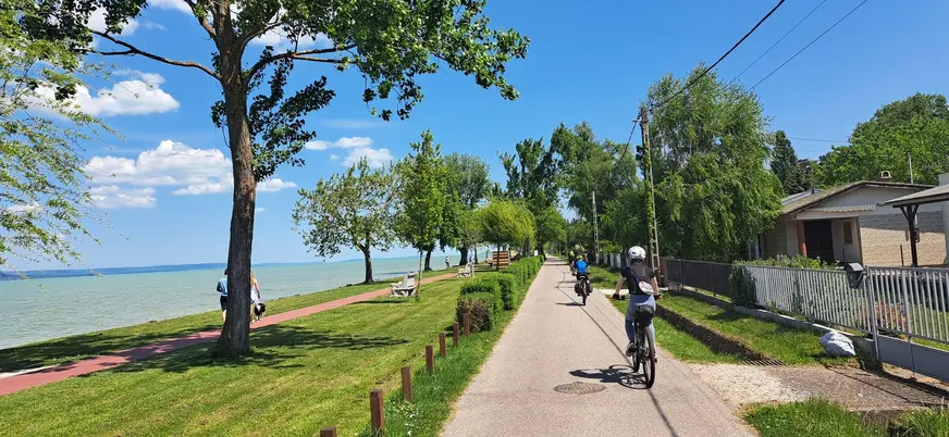 Ciclistas junto al paseo del lago Balaton en un día soleado