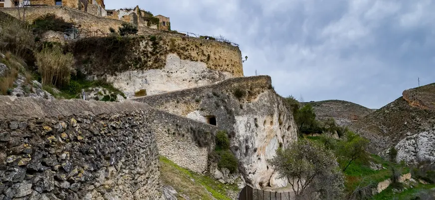 Covetes dels Moros y acantilados en Bocairent, Valencia