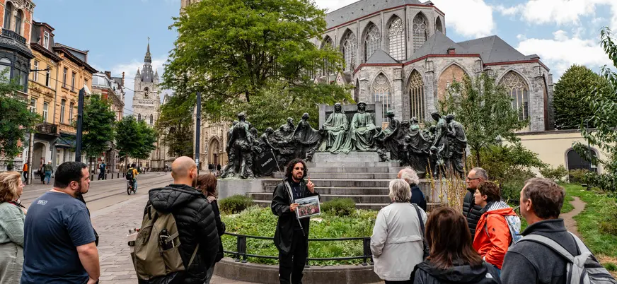 Guía buendía explicando el monumento hermanos Van Eyck en Gante, Bélgica