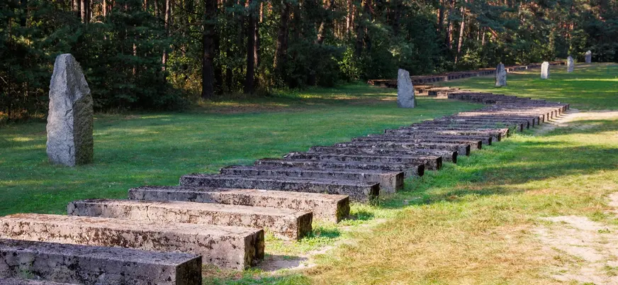 Bloques de piedra que simulan vías de tren en el Memorial de Treblinka, Polonia