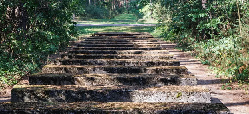 Travesaños que simulan las vías férreas en el Memorial de Treblinka