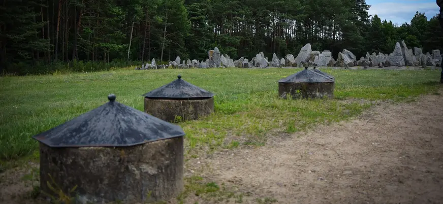 Pozos de cremación en el Memorial de Treblinka