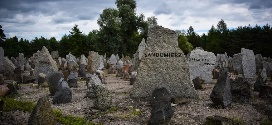 Cementerio simbólico en el memorial de Treblinka