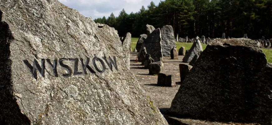 Piedra conmemorativa en el Memorial de Treblinka