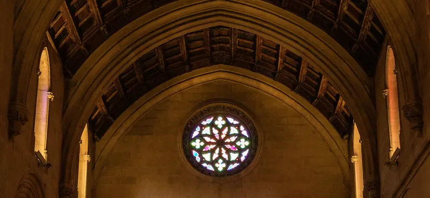 Rosetón de vitrales en la Mezquita de Córdoba