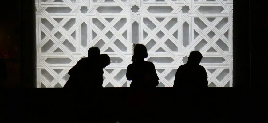 Siluetas de personas en la Mezquita de Córdoba