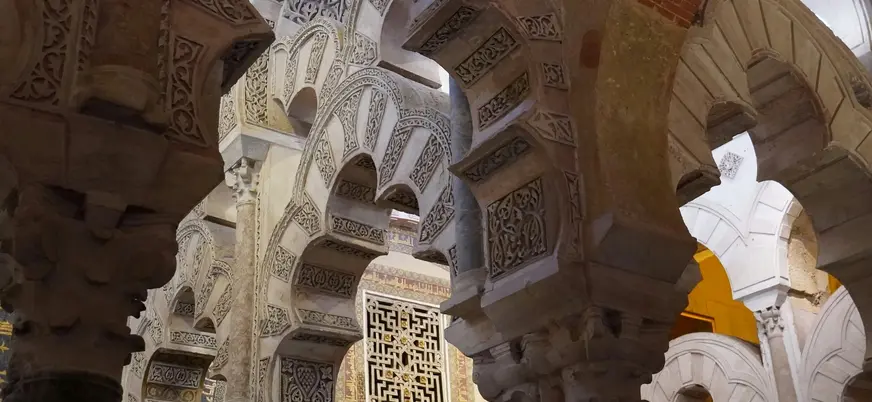 Arcos con relieves en la Mezquita de Córdoba.
