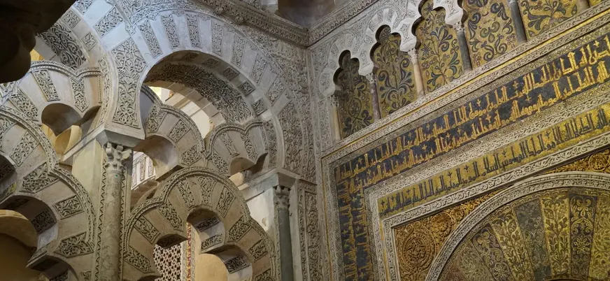 Mosaicos dorados y caligrafía en la Mezquita de Córdoba