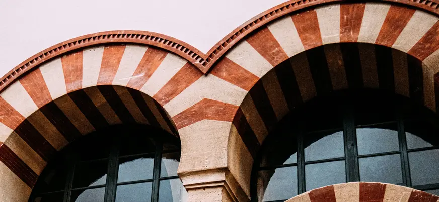 Detalle de capiteles tallados y arcos en la Mezquita de Córdoba