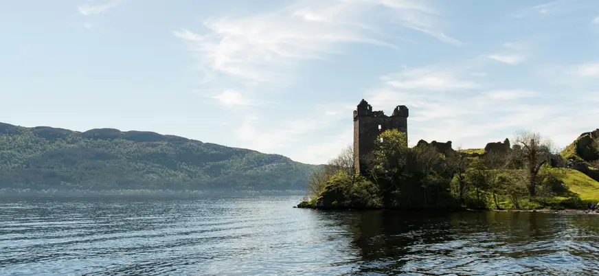 Ruinas del castillo de Urquhart a orillas del Lago Ness