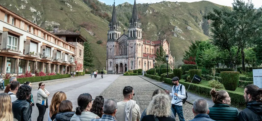 Excursión a Lagos de Covadonga, Cangas de Onís y Lastres desde Oviedo con buendía
