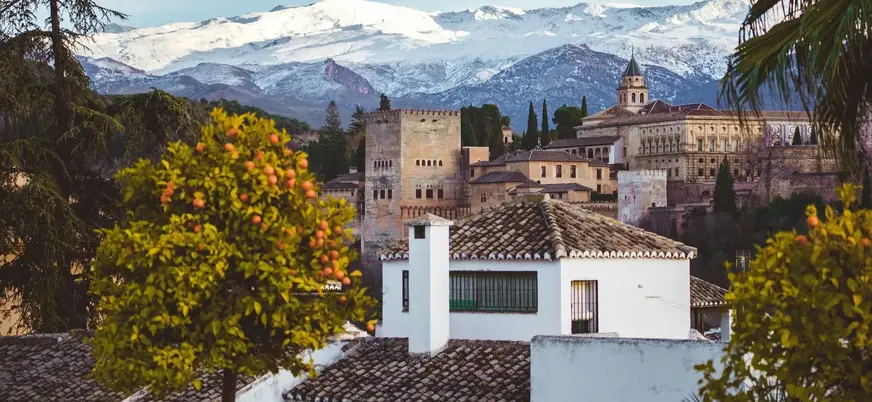 Vistas de la Alhambra de Granada con Sierra Nevada nevada al fondo