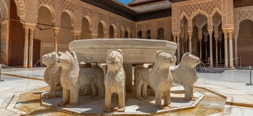 Fuente en el Patio de los Leones de la Alhambra de Granada