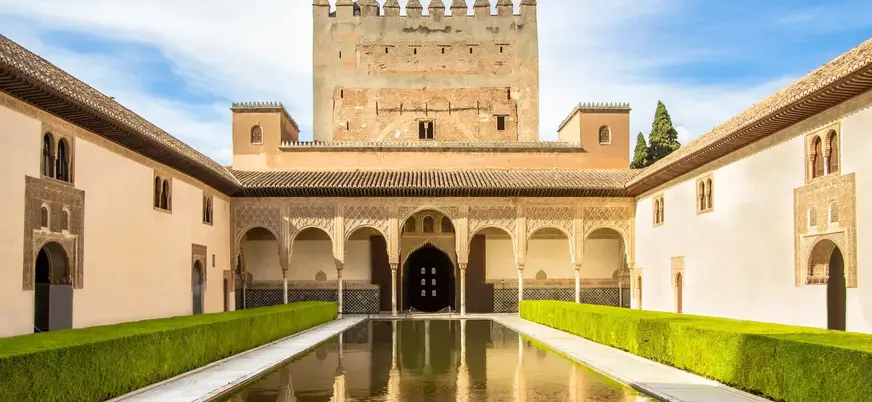 Patio de los Arrayanes y Torre de Comares en la Alhambra de Granada.