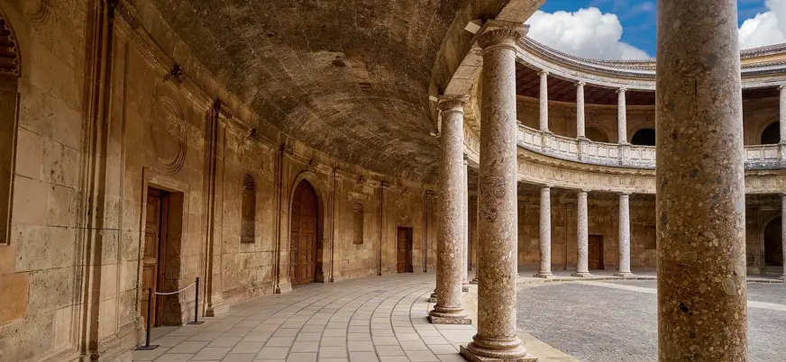 Patio del Palacio de Carlos V en la Alhambra de Granada, España.