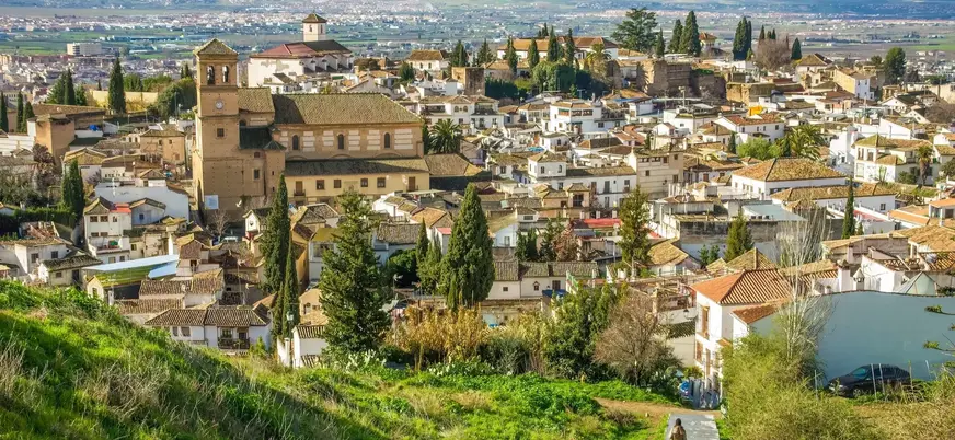 Panorámica del barrio del Albaicín con la iglesia de San Nicolás, Granada.
