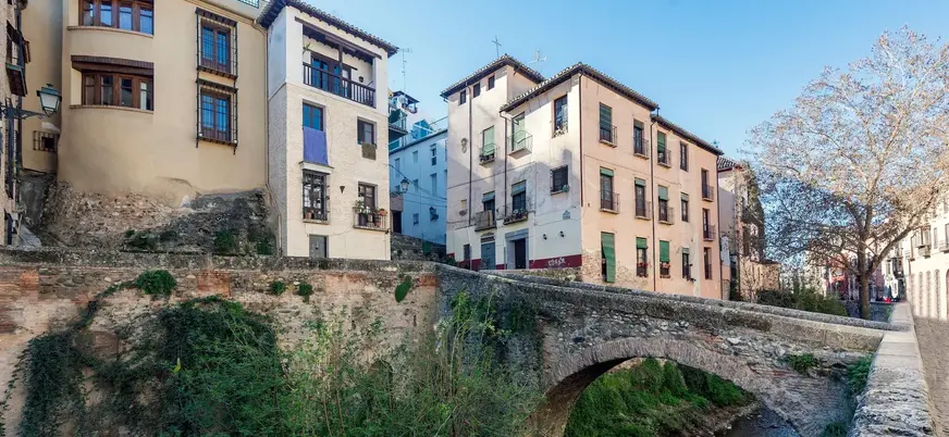 Puente del Aljibillo sobre el río Darro Albaicín, Granada.