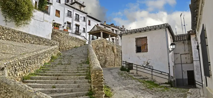 Escalinata hacia el Mirador de San Nicolás en el Albaicín, Granada.
