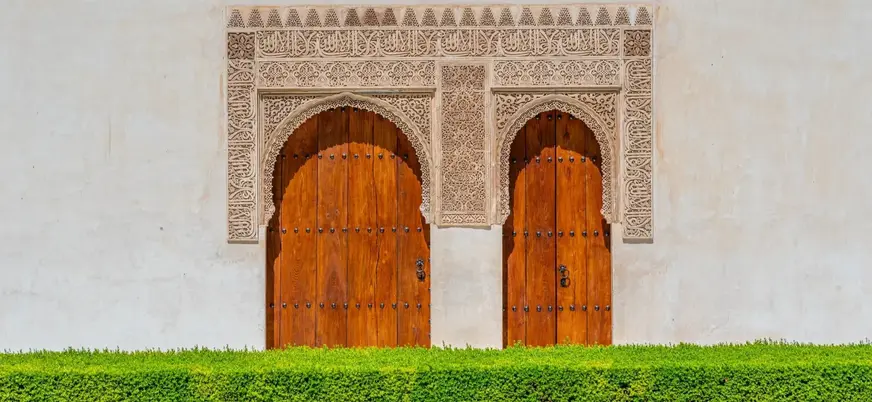 Arcos de estilo mudéjar en la Alhambra de Granada.