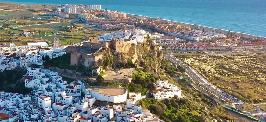 Vista aérea del castillo de Salobreña sobre casas blancas y la Costa Tropical