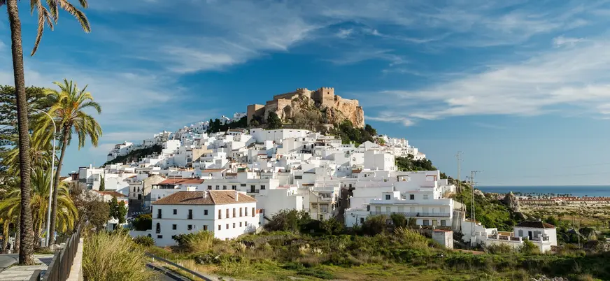Pueblo blanco de Salobreña coronado por su castillo árabe